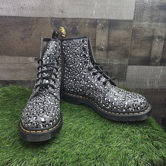 New Dr. Martens 1460 WOMEN'S LEOPARD SMOOTH LEATHER LACE UP BOOTS - Picture 9 of 12
